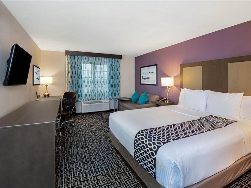 La Quinta & By Wyndham Nellis Hotel
