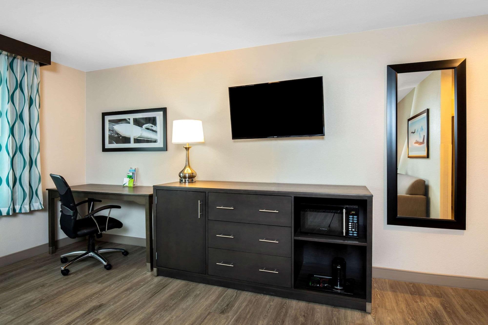 La Quinta & By Wyndham Nellis Hotel