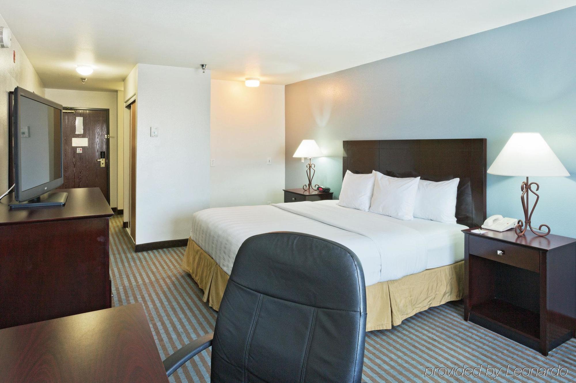 La Quinta & By Wyndham Nellis Hotel